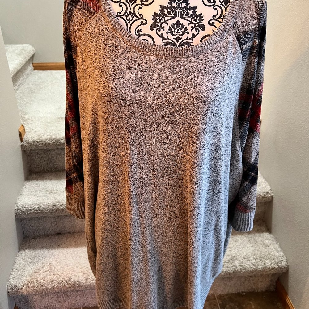 Sweater with plaid sleeves - Picture 1 of 2